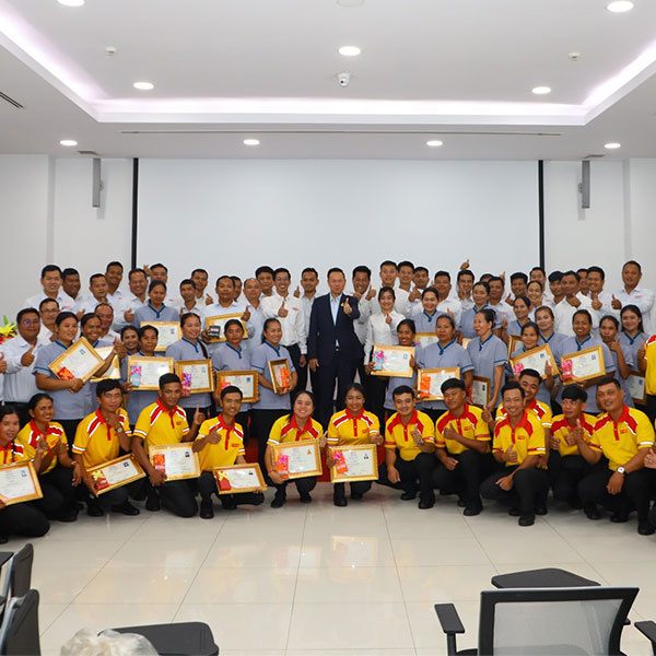 Awarding certificates of appreciation and souvenirs to outstanding employees of the year 2025